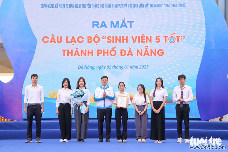 Sinh viên Đà Nẵng hào hứng nhận danh hiệu ‘Sinh viên 5 tốt’， ‘Giải thưởng 9/1’ - Ảnh 1.