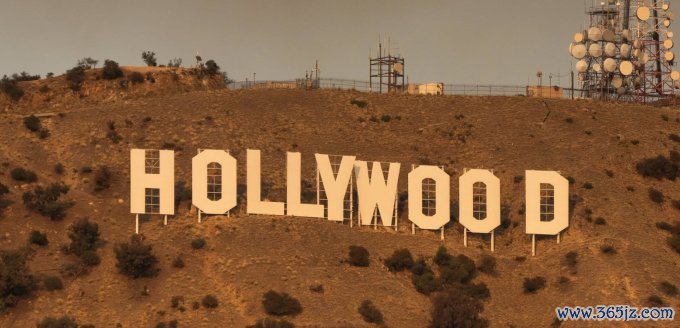 Tấm biển Hollywood nằm trên đồi ở Los Angeles vẫn còn nguyên vẹn sau đám cháy rừng. Ảnh chụp hôm 8/1. Ảnh: CG images