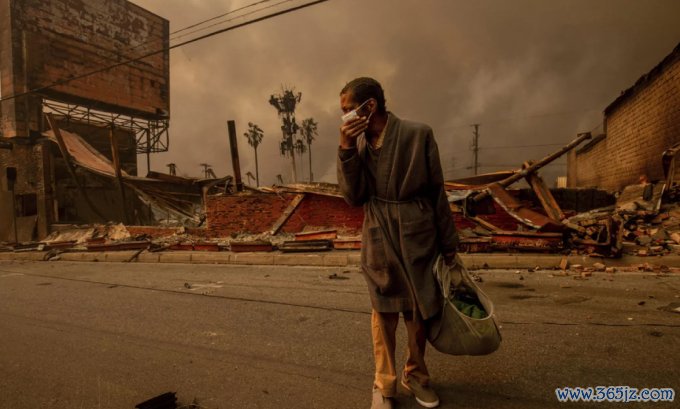 Người dân ở Los Angeles đeo khẩu trang， mang theo đồ dùng cá nhân trên đường đi sơ tán do cháy rừng. Ảnh: AP