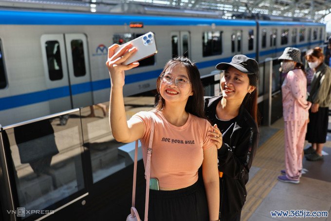 Người dân check in khi trải nghiệm metro Bến Thành - Suối Tiên. Ảnh: Thanh Tùng