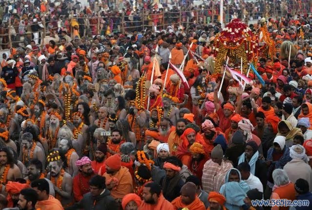 Một nhóm tín đồ tại Kumbh Mela nửa kỳ năm 2019 ở Prayagraj. Ảnh: India Today