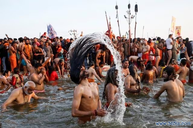 Các naga sadhus hay người thánh thực hiện nghi lễ tắm rửa trong Shahi Snan (lễ tắm thiêng) tại lễ hội Kumbh Melanửa kỳ năm 2019 ở Prayagraj. Ảnh: India Today